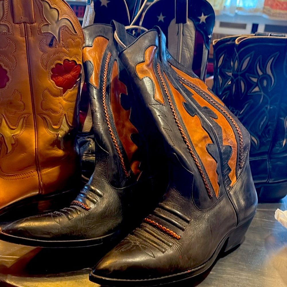 Woman’s vintage circle s embellished boots 8.5-9 probably closer to nine